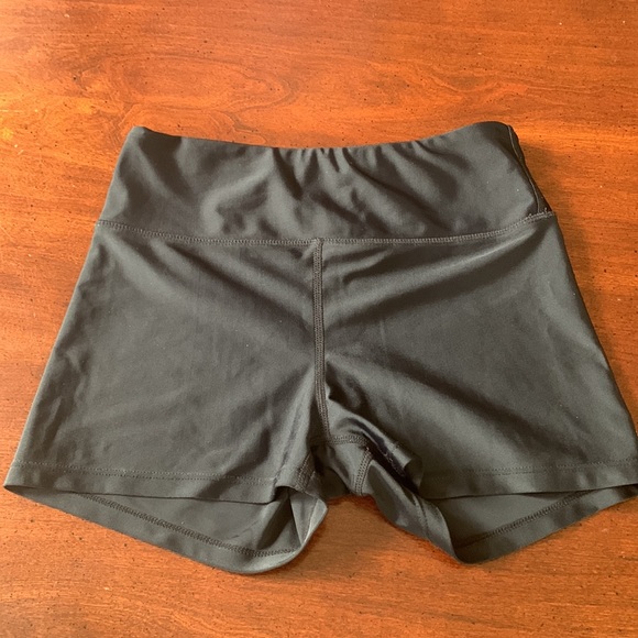 Plum gymnastic spandex shorts - Picture 2 of 4